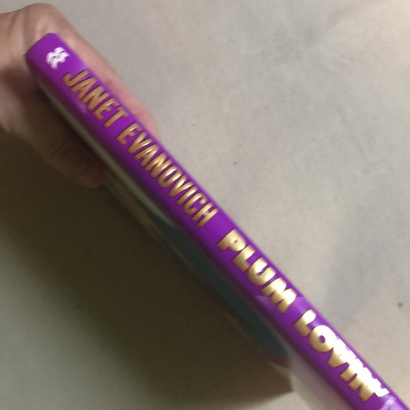 ** 3/$5 ** Plum Lovin” by Janet Evanovich, #12 in Stephanie Plum Series - Picture 3 of 9